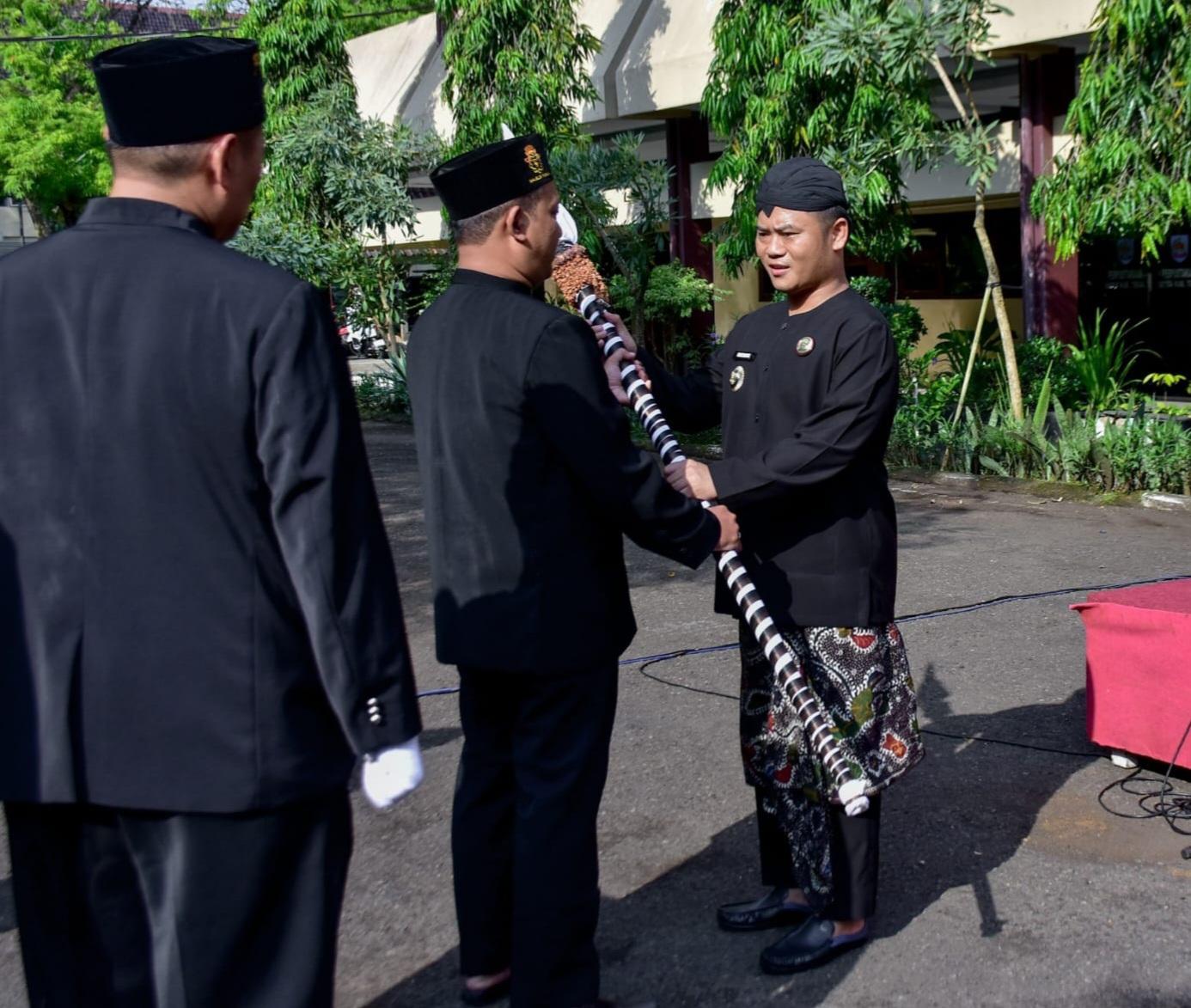 Bupati Tegal Serahkan Tombak Kyai Plered ke Keturunan Ki Gede Sebayu