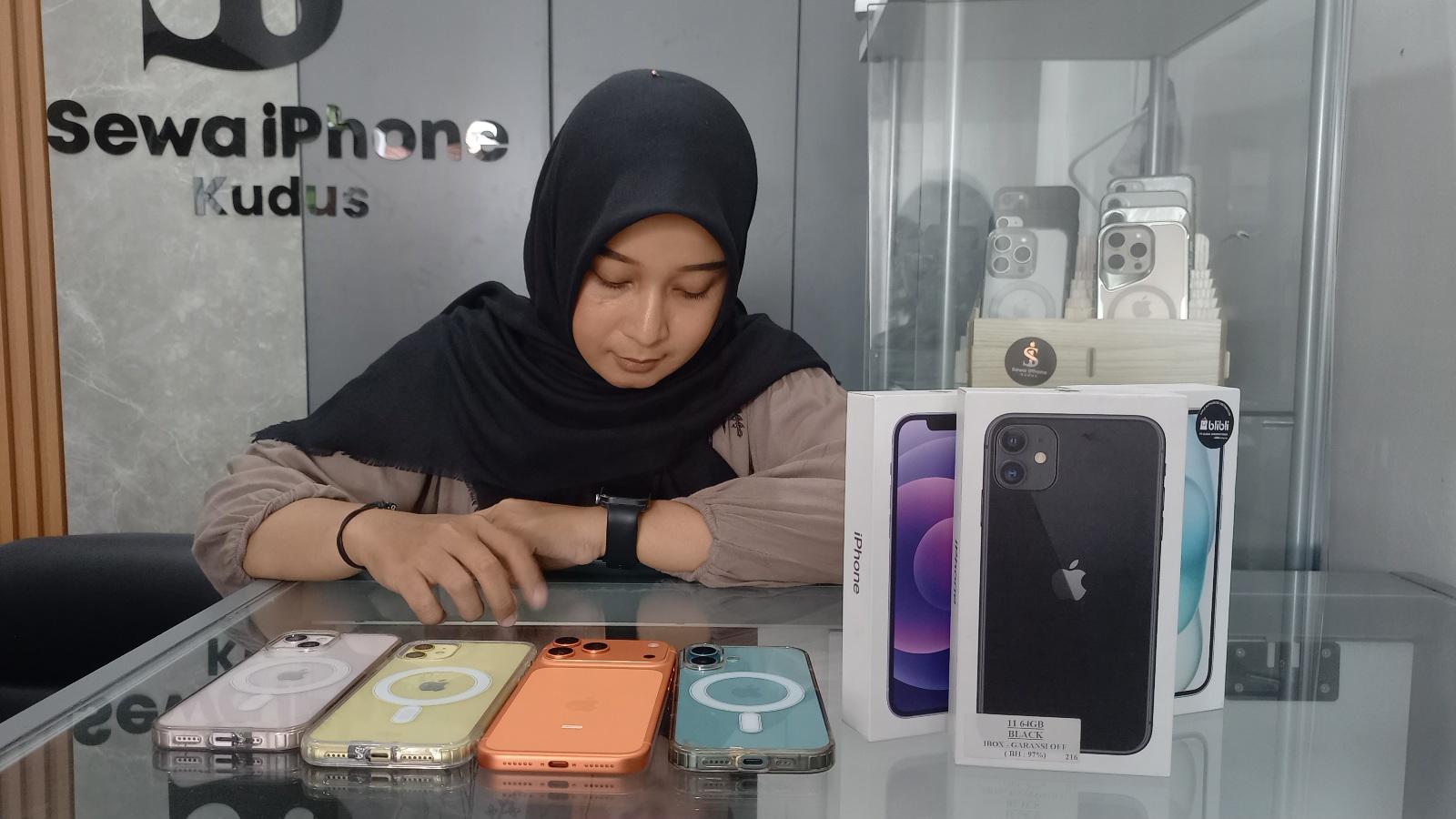 SEWA-IPHONE-Seorang-warga-memilih-iPhone.jpg