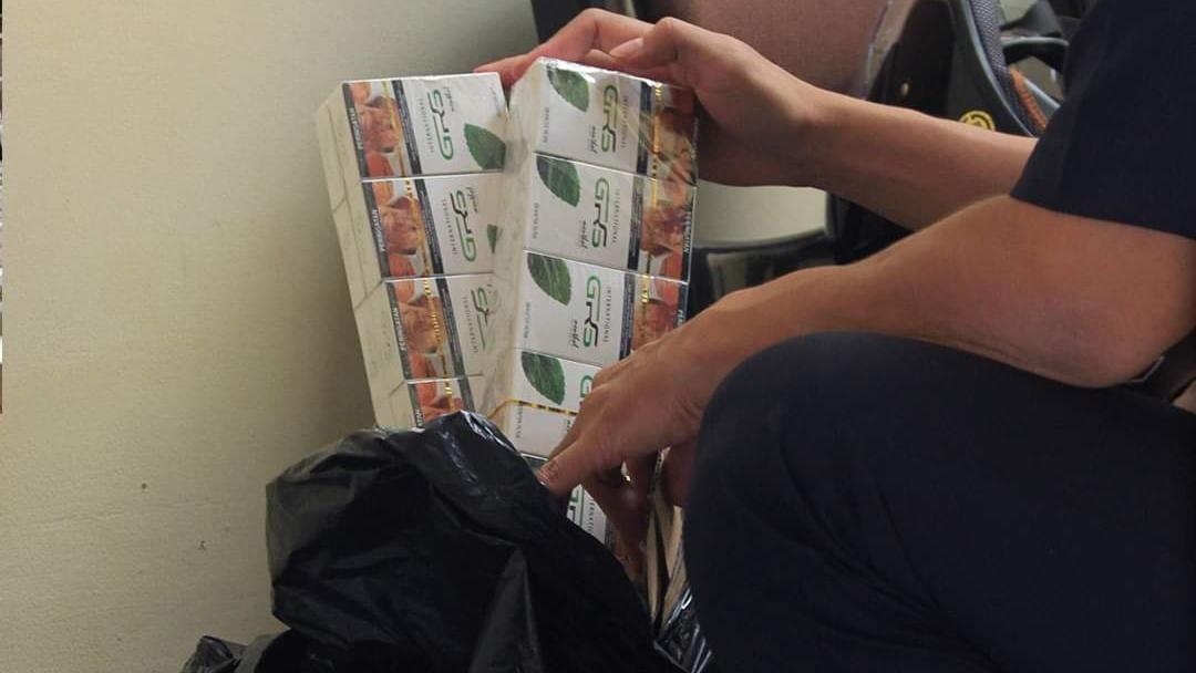 Paket Berisi Ribuan Rokok Ilegal Disita Bea Cukai Kudus di Gudang Sortir Jasa Ekspedisi