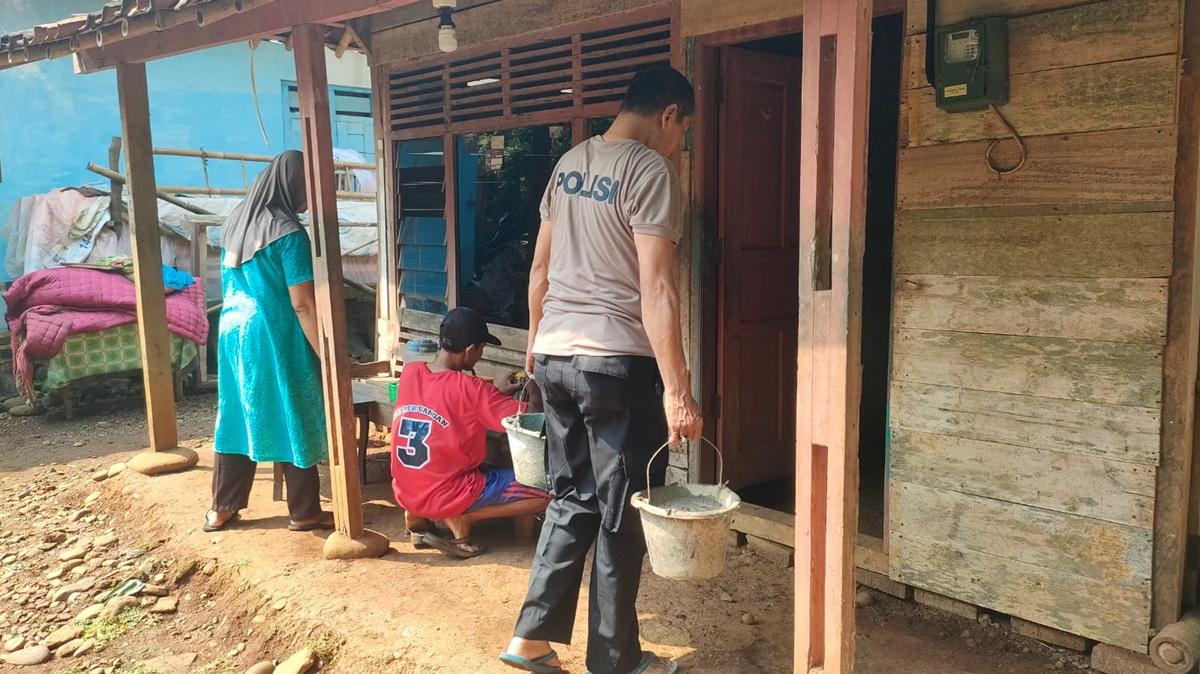 Peduli Warga Kurang Mampu, Polres Batang Gotong Royong Perbaiki Rumah Lansia Sebatang Kara