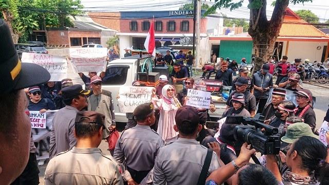 Sejumlah-massa-menggelar-aksi-di-depan-Kantor-KPU-Provinsi-Jateng-Rabu-2122024.jpg