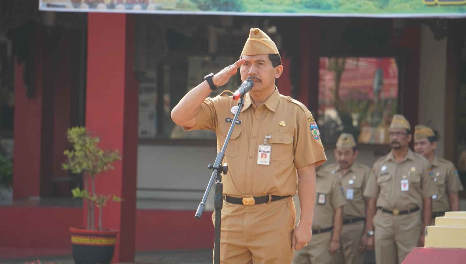 Sekda-Jepara-Edy-Sujatmiko-saat-memimpin-upacara.jpg