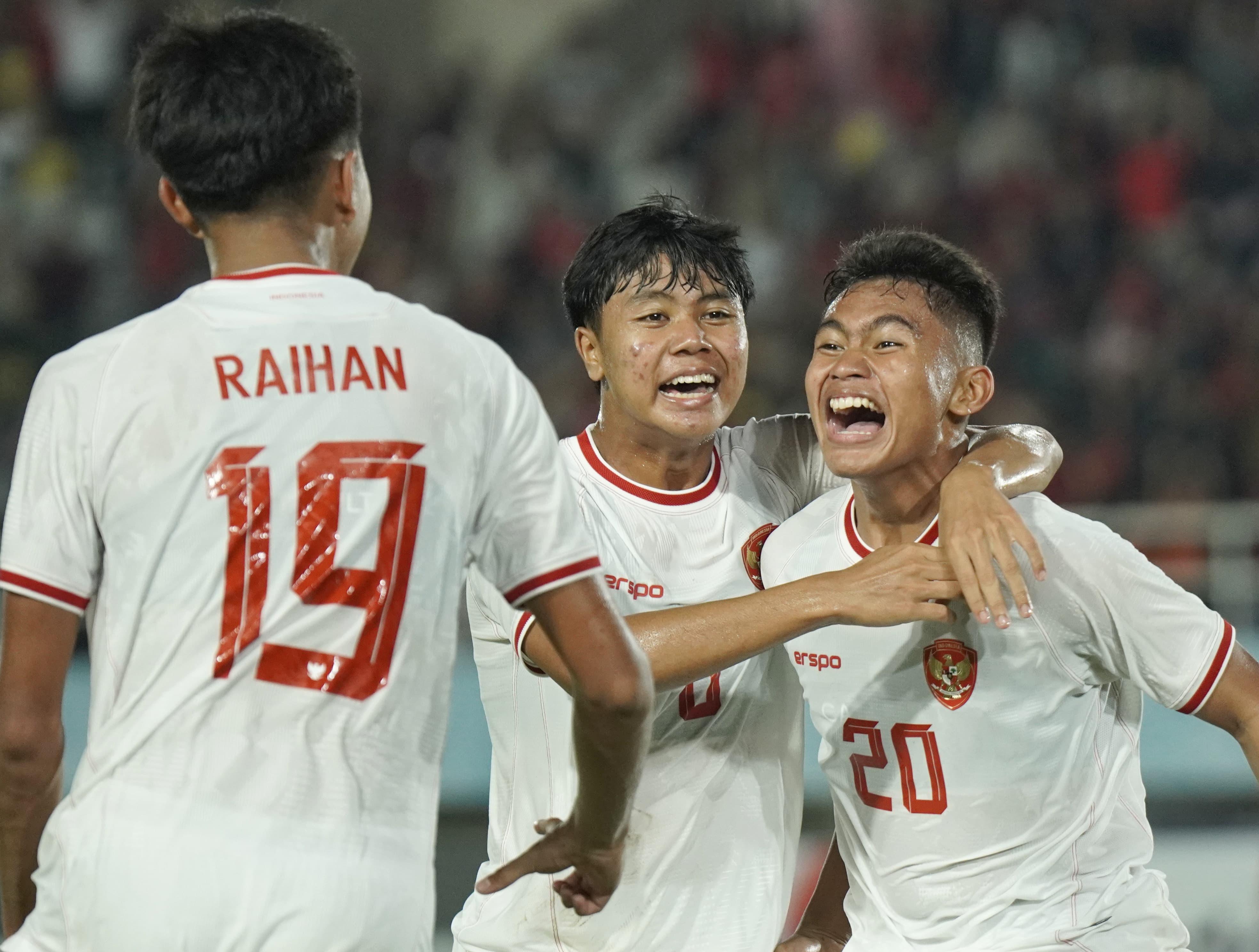 jateng/Selebrasi-pesepak-bola-Timnas-Indonesia-Josh-Holong-Junior-kanan-setelah-mencetak-gol.jpg