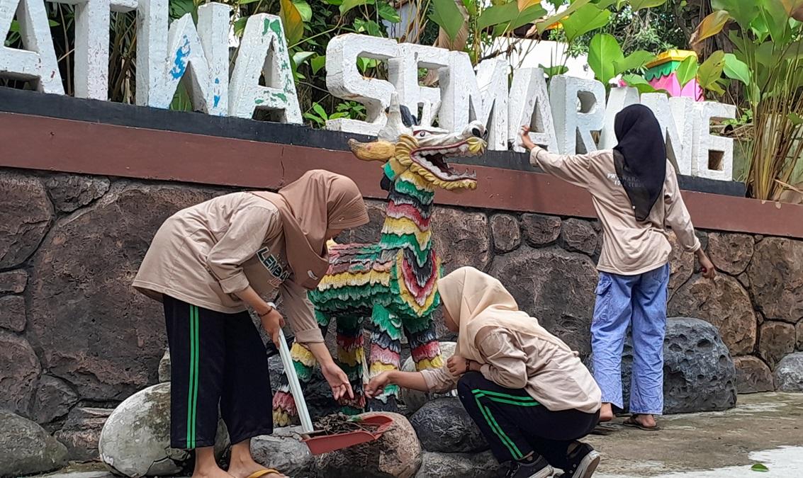 Semarang Zoo Bersih-Bersih Kawasan Demi Kenyamanan dan Keamanan Pengunjung Selama Libur Nataru
