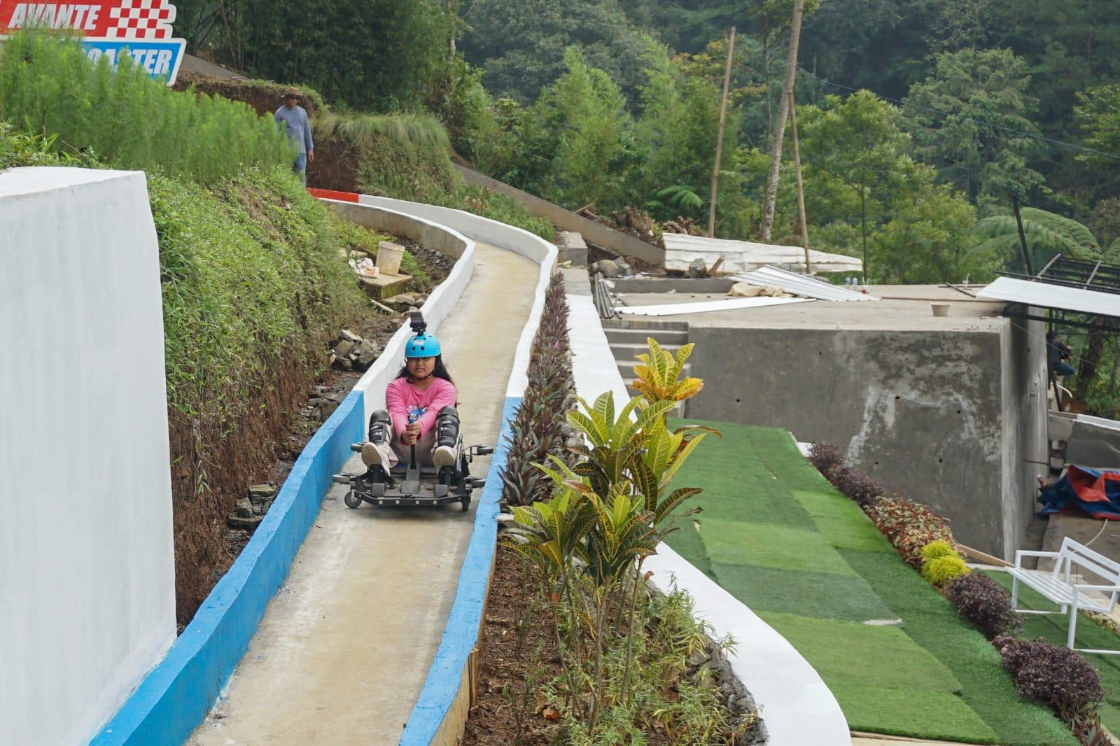 Seorang-pengunjung-mencoba-wahana-Avante-Coaster-di-wisata-Kem.jpg