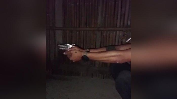 Terungkap Sosok Pria Bertato Pamer Senjata Api Revolver Rakitan, Sudah Ditangkap Polisi