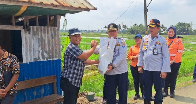 Simbolisme-penyerahan-bantuan-kepada-4-warga-yang-menjadi-relawan.jpg