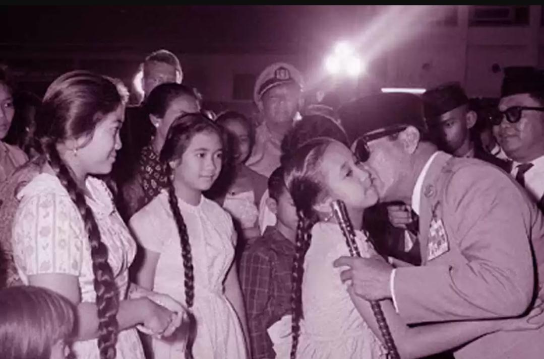 Soekarno-bersama-Megawati-Rachmawati-dan-Sukmawati.jpg