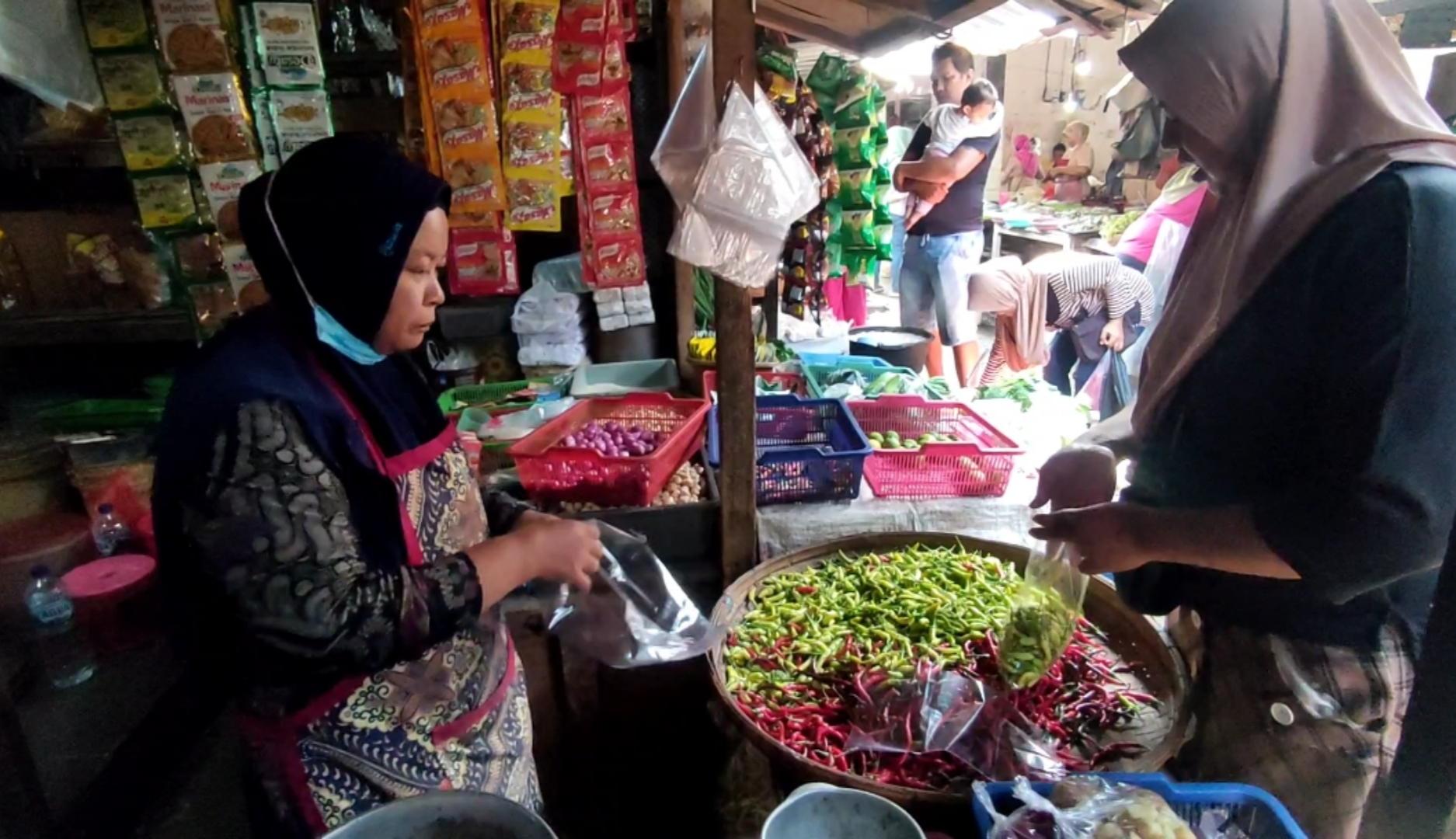 Sri-pedagang-di-Pasar-Puri-Baru-Pati-melayani-pembeli-cabai.jpg