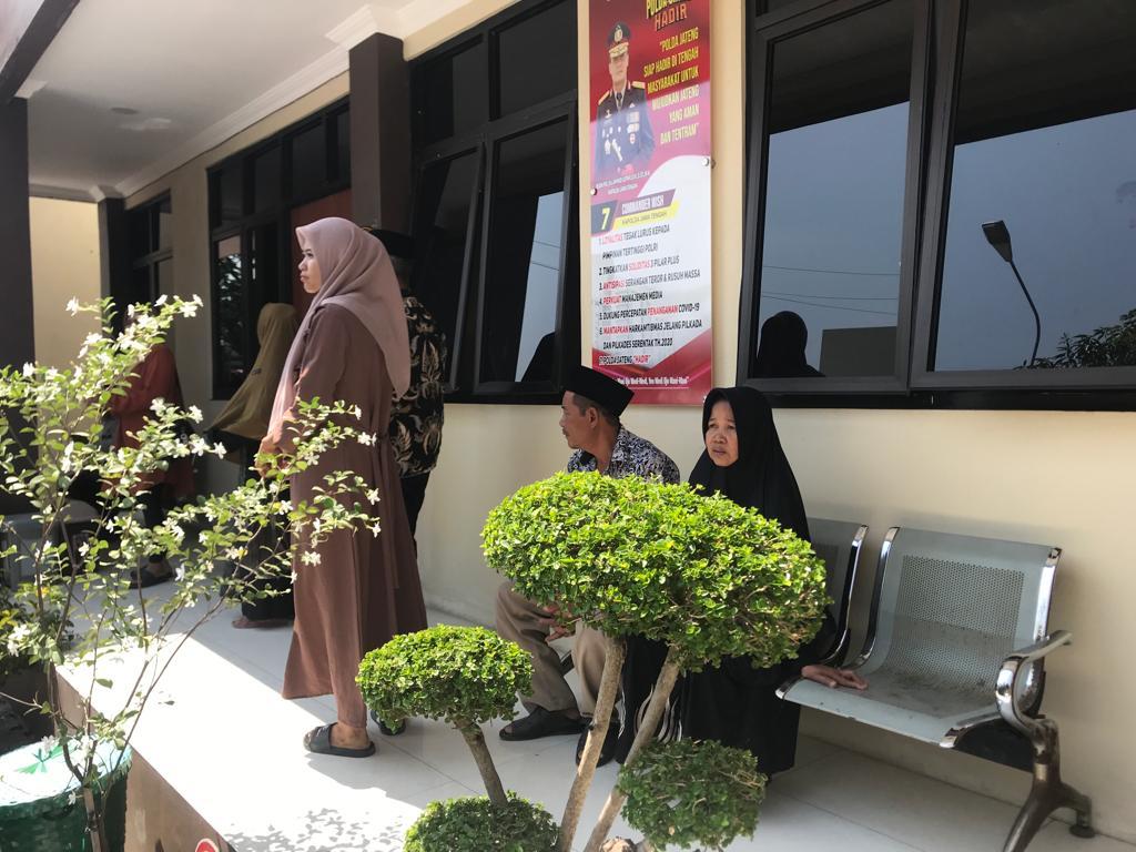 Suasana-Mastonah-berserta-keluarganya-mendatangi-Polres-Demak.jpg
