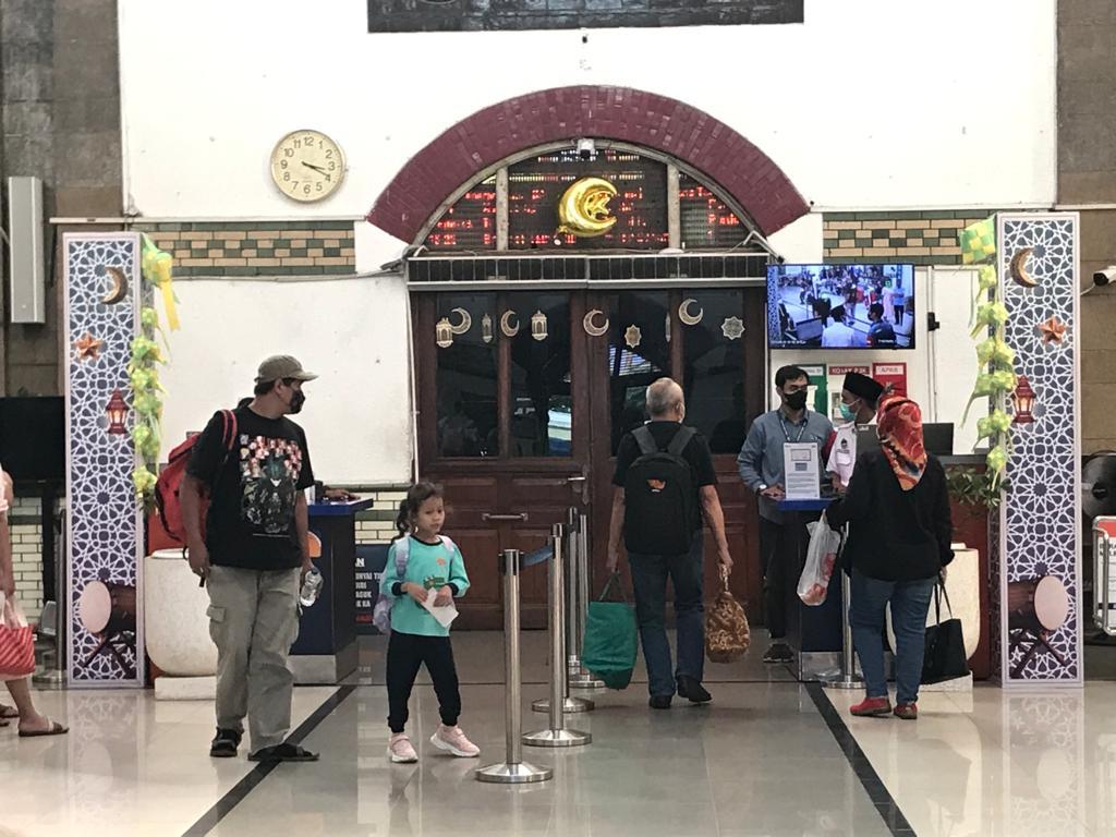 Suasana-Stasiun-Tawang-Kota-Semarang-pada-H1-Lebaran.jpg