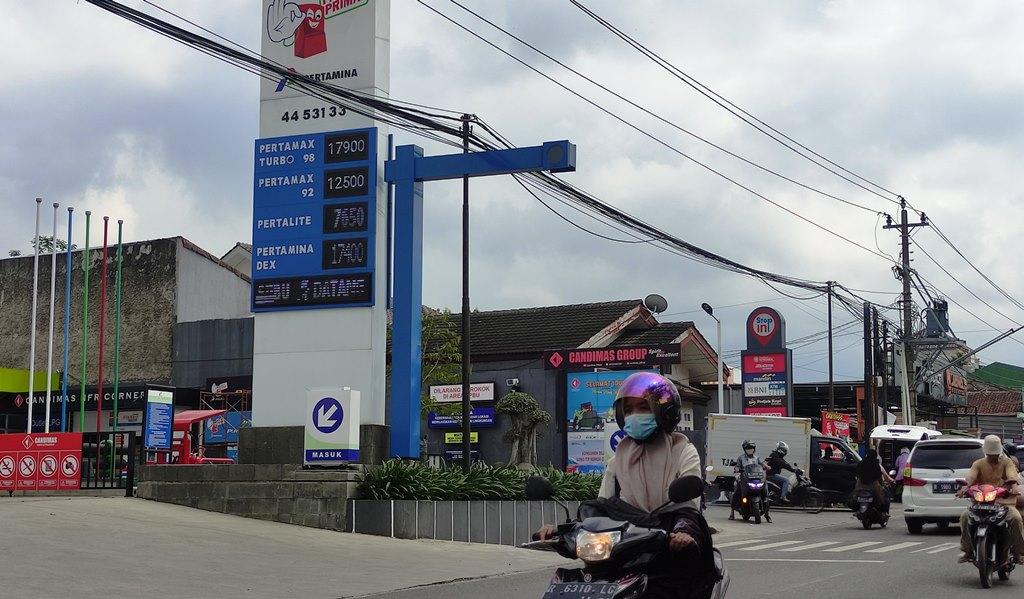 Suasana-di-depan-SPBU-Candimas-Purwokerto-tertera-harga-BBM-per-Kamis-192022.jpg