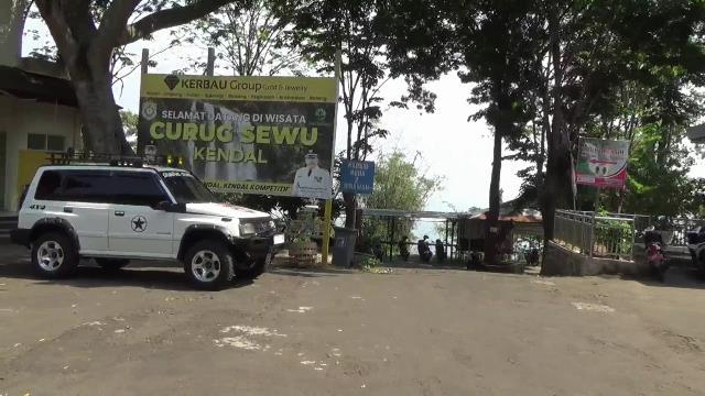 Suasana-di-depan-pintu-masuk-objek-wisata-Curug-Sewu.jpg