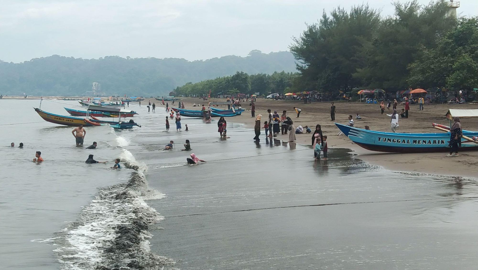 Suasana-kawasan-wisata-Pantai-Teluk-Penyu-Cilacap-saat-ra.jpg