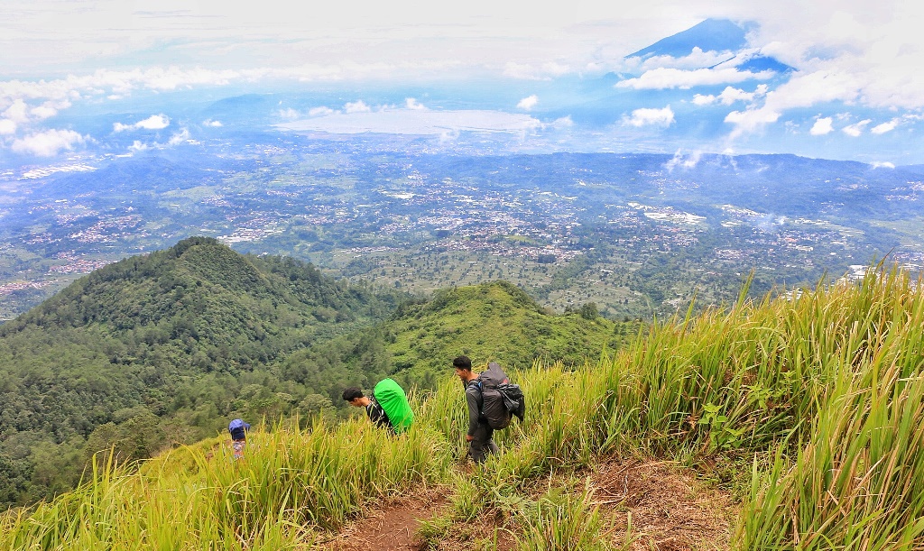 Suasana-pendaki-melalui-jalur-pendakian-Gunung-Ungaran-via-Perantunan.jpg