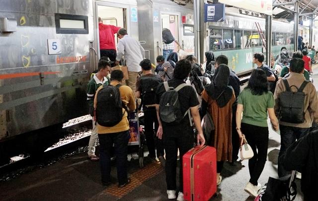 7.312 Penumpang Kereta Api Telah Berangkat dari Stasiun Cepu Blora pada Arus Balik Lebaran 2024