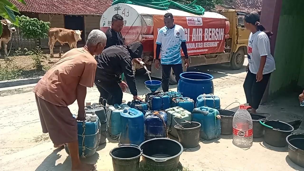 Warga Blora Terdampak Kemarau, Komunitas BJB Berikan Bantuan Droping Air Bersih 