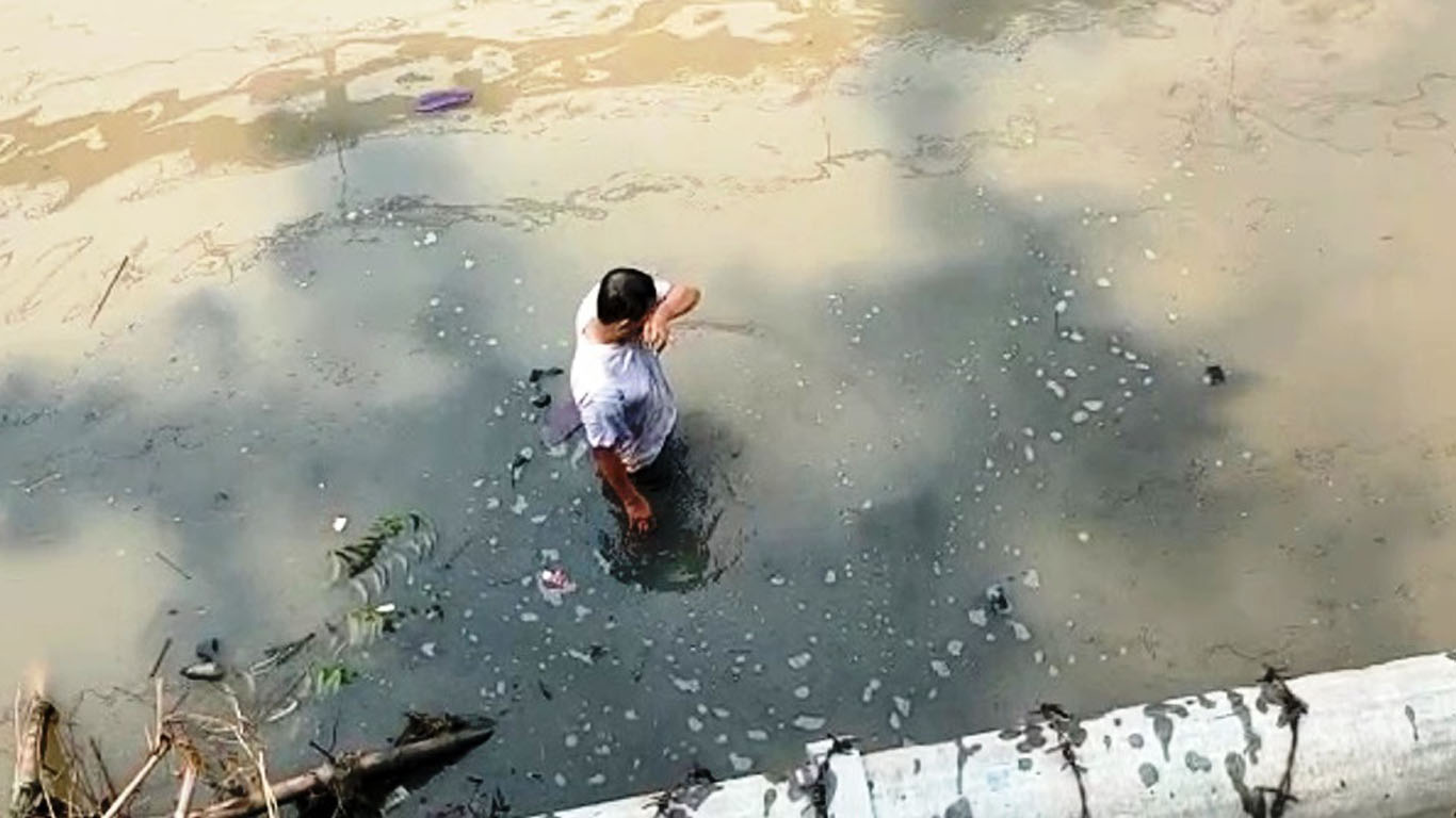 Pria Ini Hendak Bunuh Diri Lompat Ke Sungai di Tegal, Ternyata Airnya Dangkal