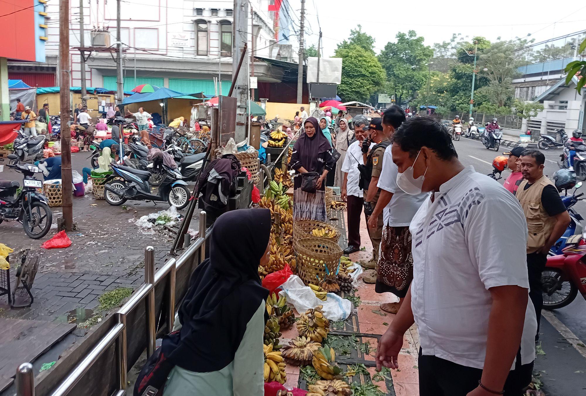 Tim Gabungan Tertibkan Puluhan Pedagang Sayur Bandel di Trotoar Pasar Bitingan Kudus