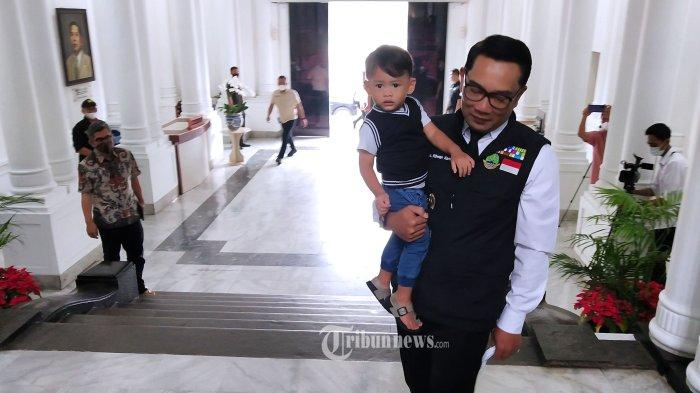 Hari Pertama Ridwan Kamil Kembali Ngantor, Suasana Jadi Lebih Ceria karena Kehadiran Arkana
