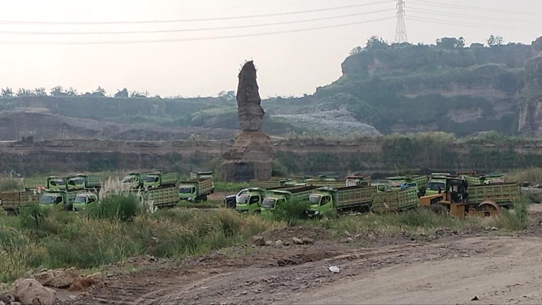 TRUK-PARKIR-Kendaraan-yang-digunakan-untuk-muatan-galian-C-truk.jpg