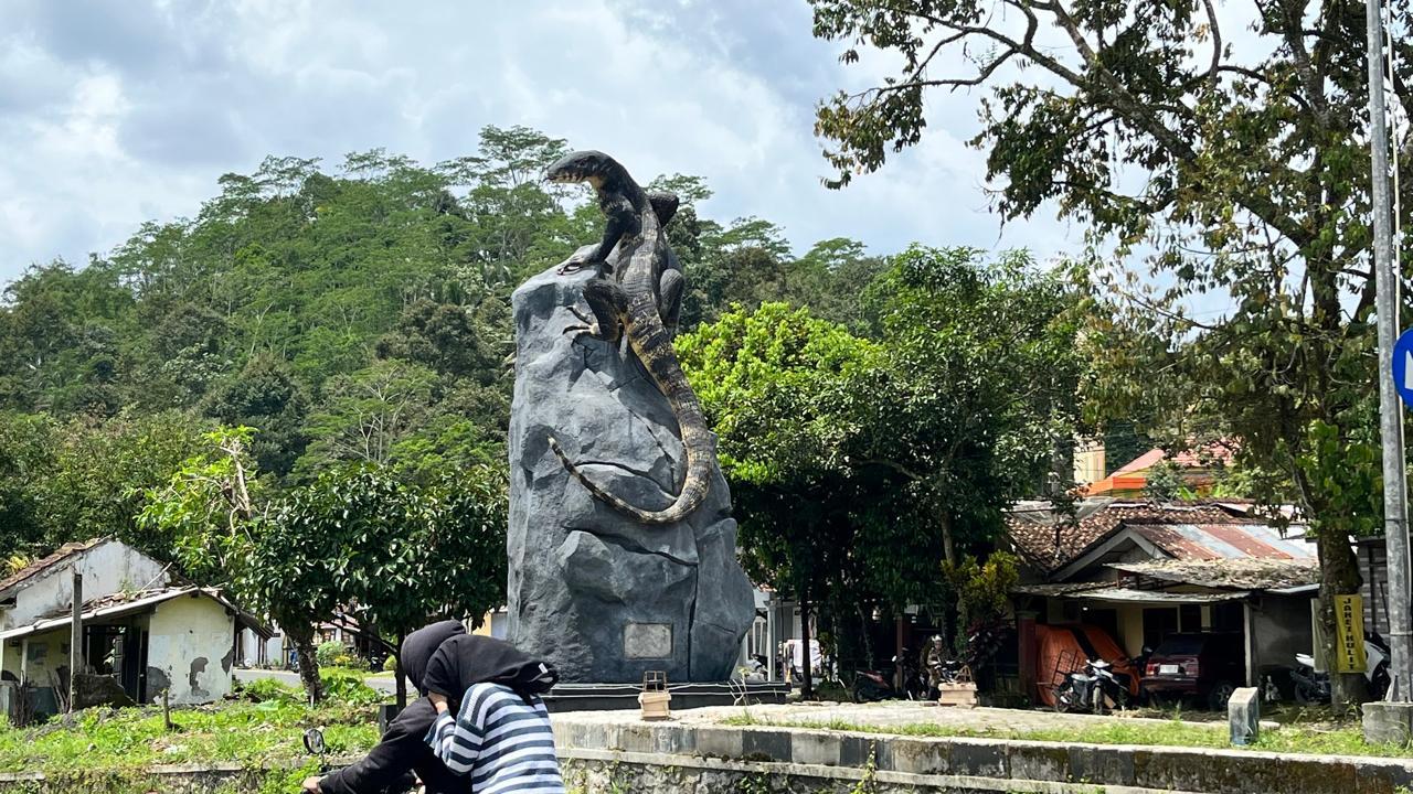 Inilah Sosok Arianto Pria yang Membuat Tugu Biawak Viral di Wonosobo, Ternyata Tanpa Anggaran APBD