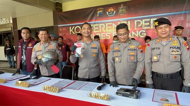 TUNJUKKAN-BARANG-BUKTI-Kapolres-Batang-AKBP-Edi-Rahmat-menunjukka.jpg