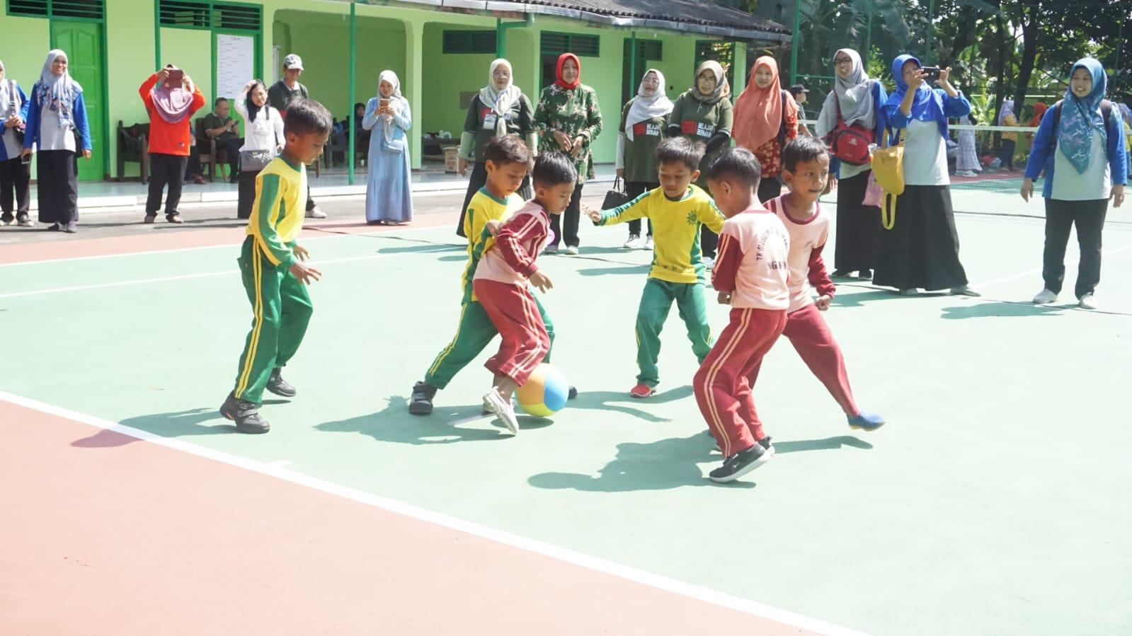 Tampak-terlihat-keceriaan-anak-anak-saat-mengikuti-serangkaian-lomba-acara-Gebyar-PAUD-2023.jpg