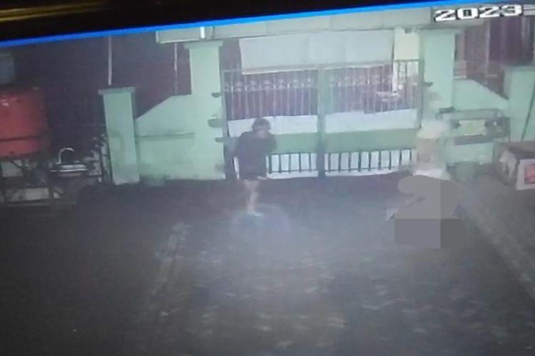 Tangkapan-layar-CCTV-milik-sekolah-saat-orang-tak-dikenal.jpg