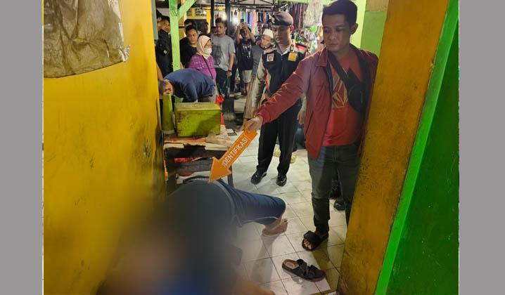 Tewas-di-depan-toilet-umum-Makam-Sunan-Kalijaga-Kadilangu-Kabupaten-Demak.jpg