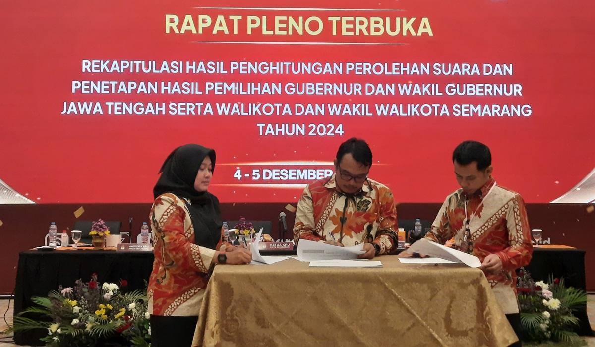 Tiga-komisioner-KPU-menandatangani-hasil-penetapan-rekapitulasi.jpg
