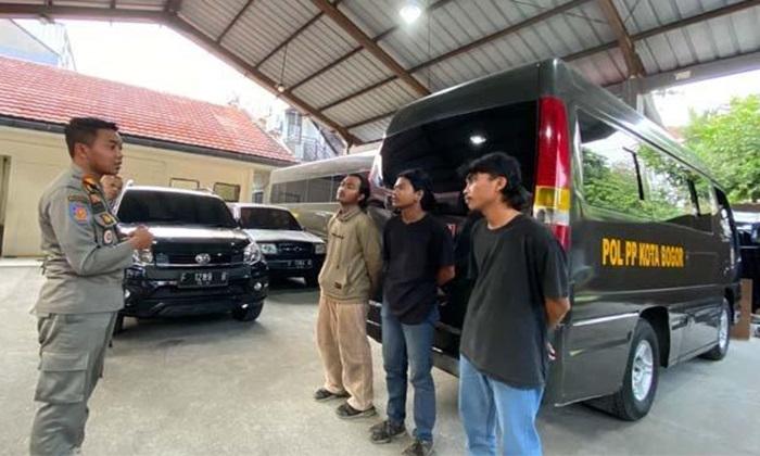 Tiga-orang-pria-yang-viral-karena-melempar-busa-ke-kaca-mobil.jpg