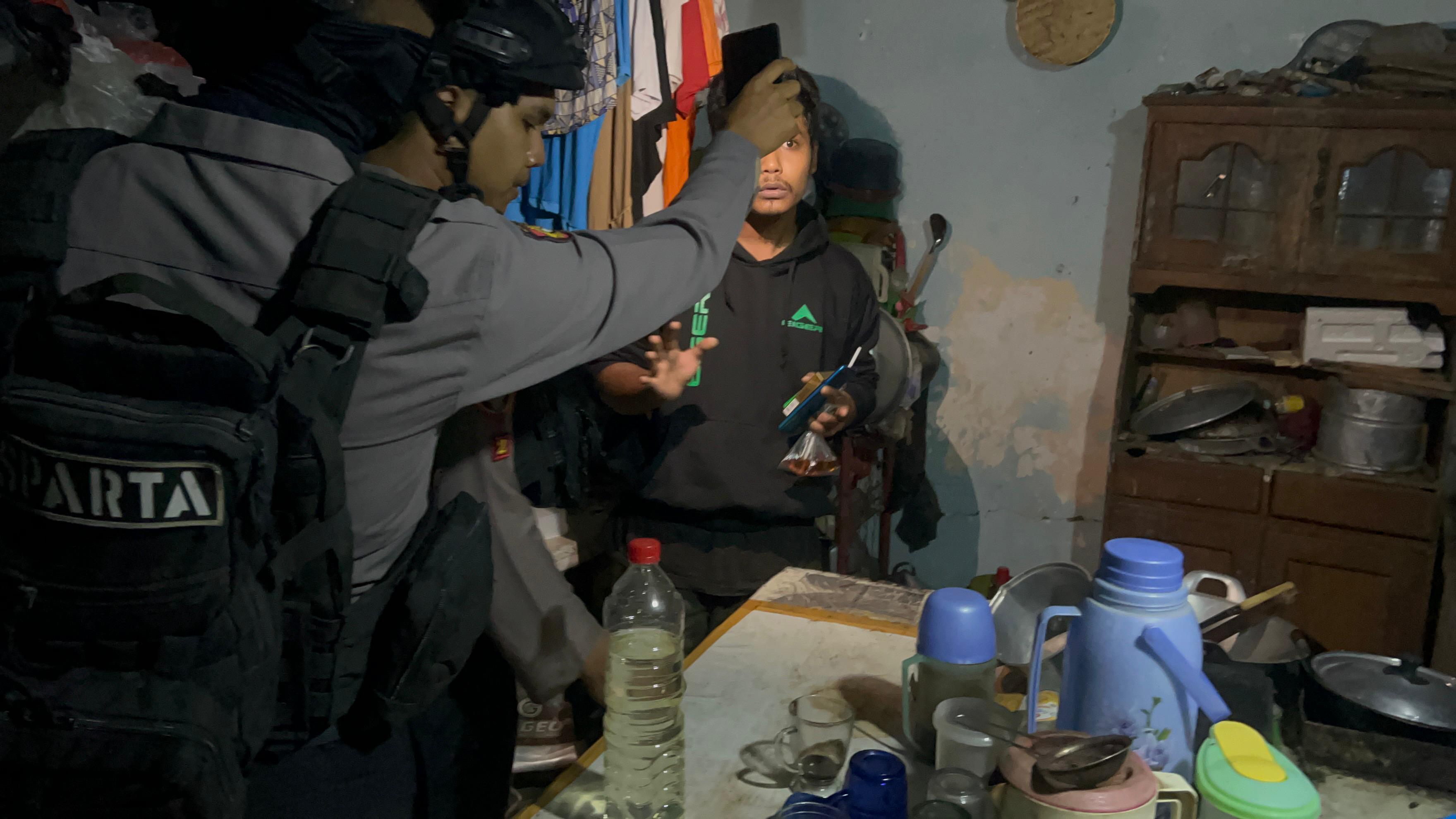 Bersembunyi di Rumah Warga, Tujuh Peminum Miras Diamankan Tim Sparta Polresta Surakarta