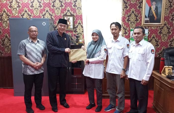 KPU Karanganyar Serahkan Hasil Pleno Usulan PAW Anggota Dewan ke DPRD