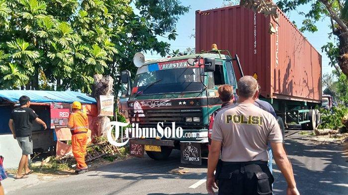 Truk-tersangkut-dahan-pohon-saat-melintas-Jalan-Mlese-Trucuk-Klaten.jpg