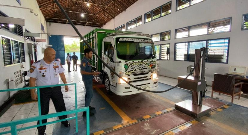 UJI-KIR-Truk-angkutan-barang-dan-sopirnya.jpg