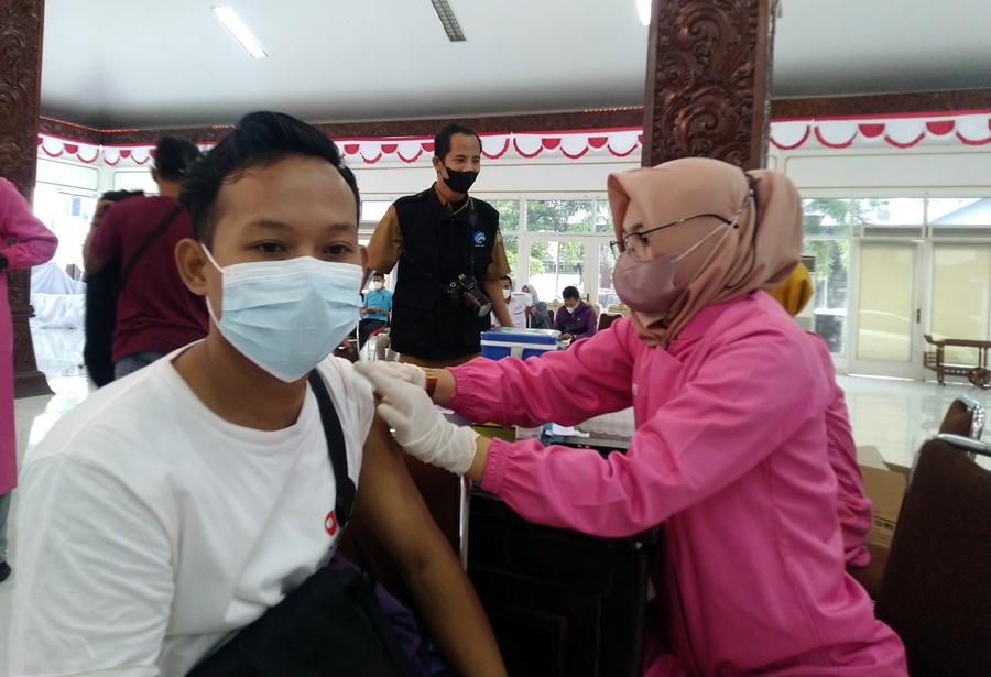 Vaksinasi-Booster-Pekerja-Kendal.jpg