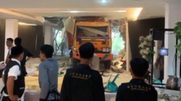Detik-detik Truk Rem Blong Tabrak Gedung Resepsi Pernikahan, Pengantin : Makin lama Truknya Mendekat