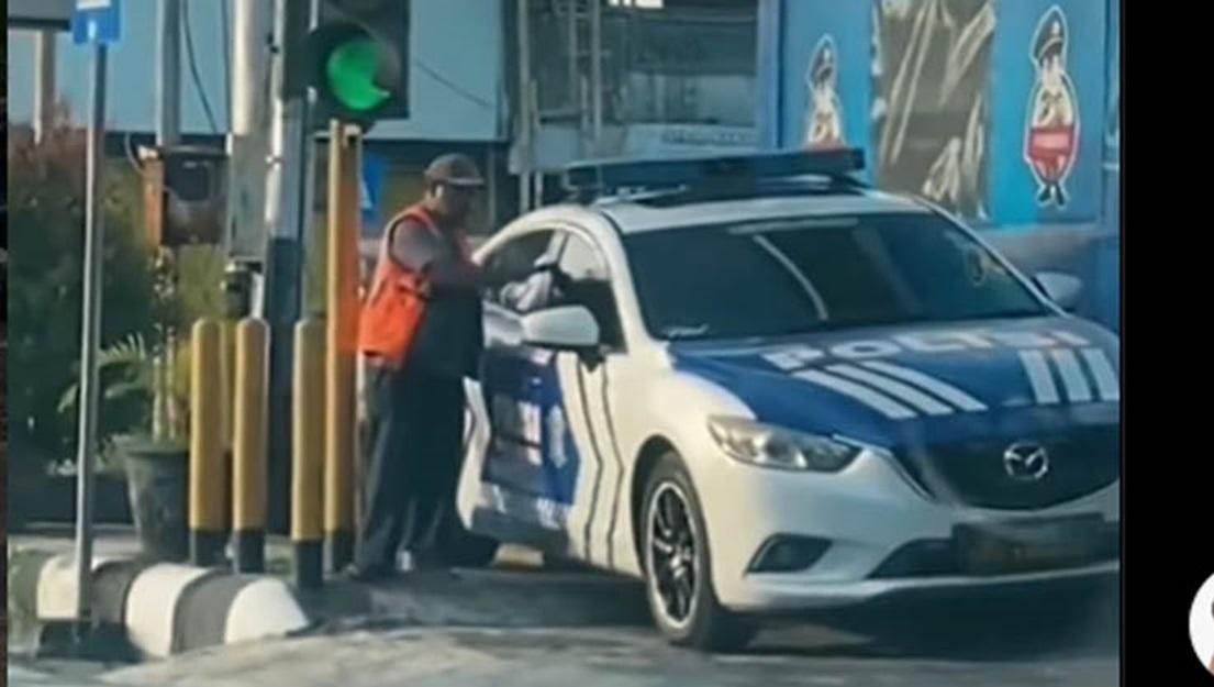 Viral-video-tukang-parkir-memarkirkan-mobil-Polisi-namun-diberikan-narasi-orang-seorang-intel.jpg