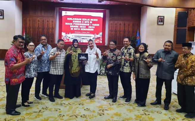 Wali-Kota-Semarang-Hevearita-Gunaryanti-Rahayu-menyambut-kunjungan-kerja.jpg
