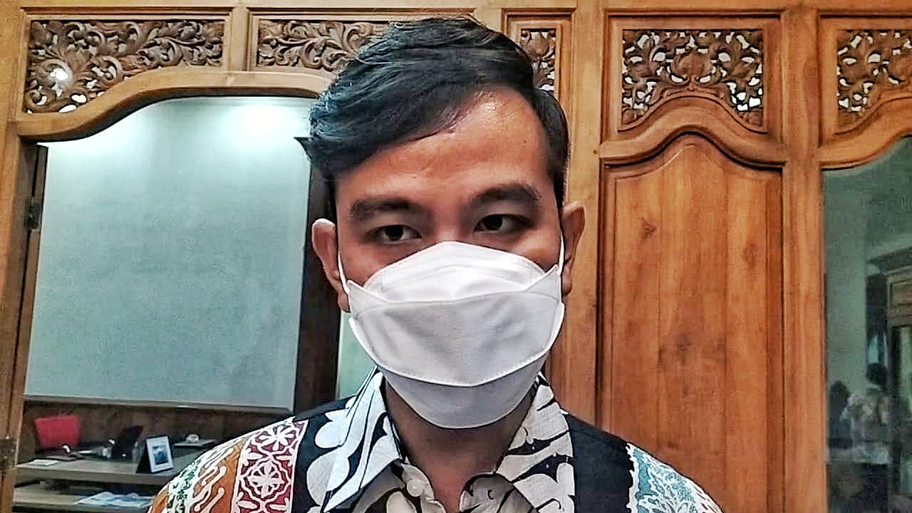 Wali-Kota-Solo-Gibran-Rakabuming-Raka-saat-memberikan-keterangan-di-Balai-Kota-Solo.jpg