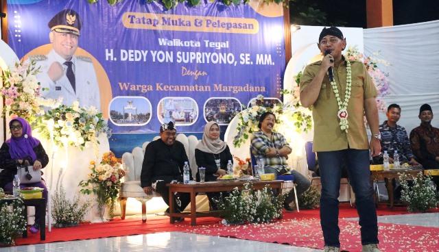 Wali-Kota-Tegal-Dedy-Yon-Supriyono-saat-berdialog-dengan-wargaA.jpg