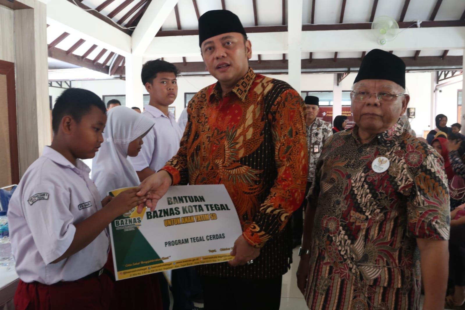 Wali-Kota-Tegal-Dedy-Yon-Supriyono-saat-menyalurkan-bantuan-Baznas-kepada-anak-yatim.jpg