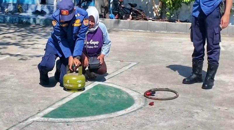 PLN Indonesia Power UBP Semarang Buka Posko Siaga Bencana & Latih Warga Tanjung Mas Hadapi Kebakaran