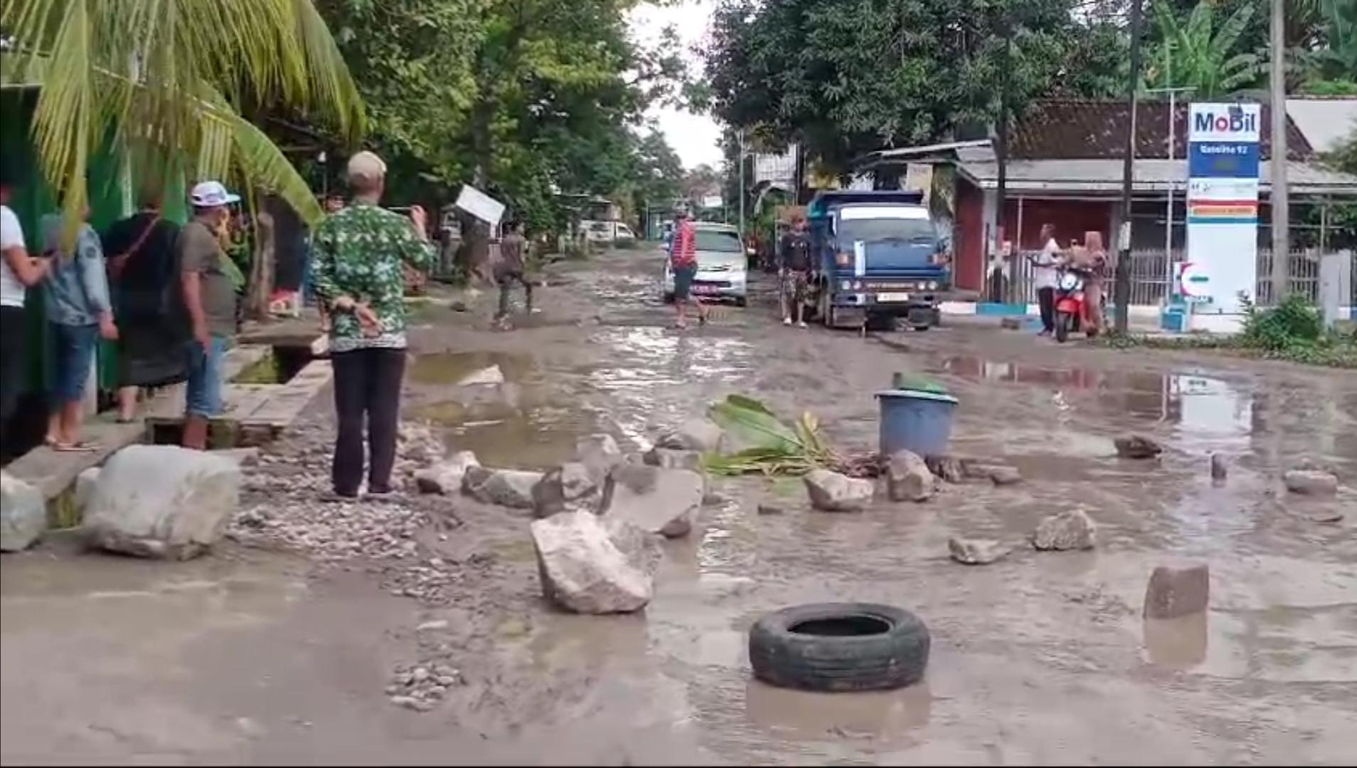 Video Geram Jalan Rusak Parah, Warga Dukuhseti Pati Blokade Truk Tambang Tak Bisa Lewat