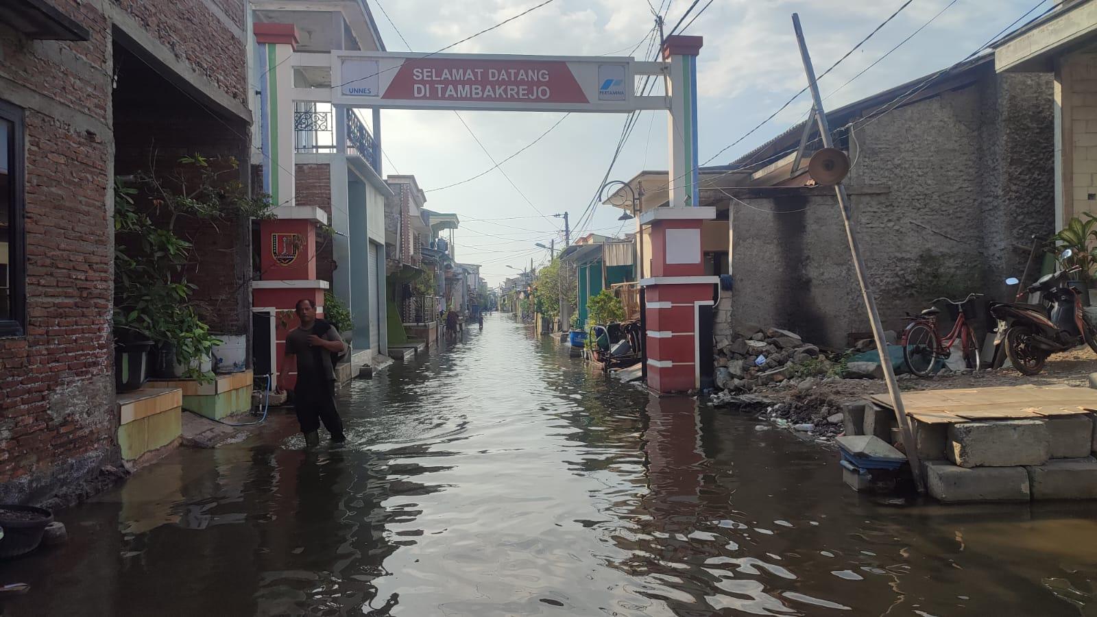 Warga-merasa-merugi-akibat-banjir-robdi-Kampung-Tambakrejo.jpg