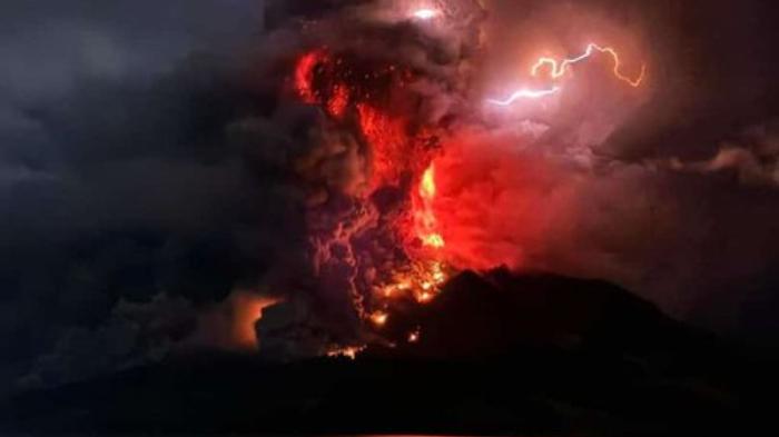 Waspada-Tsunami-Erupsi-Gunung-Ruang-Keluarkan-Lava-Panas-dan-Semburan-Kilat-Sangat-Mencekam.jpg