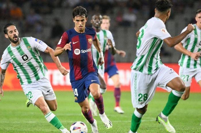 Winger-Barcelona-Joao-Felix-di-tengah-kepungan-pemain-Real-Betis.jpg