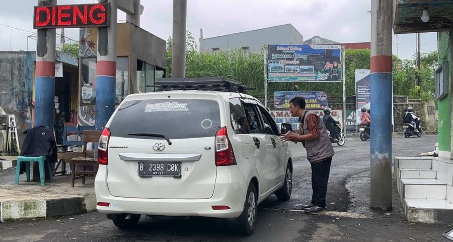 Wisatawan-Masuk-Melalui-TPR-Wisata-Dieng-Wonosobo.jpg