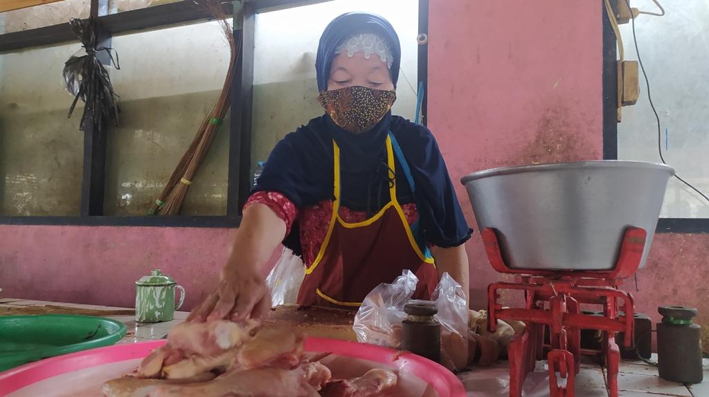 Yati-menata-lapaknya-di-los-daging-Pasar-Jungke-KecamatanKabupaten-Karanganyar.jpg